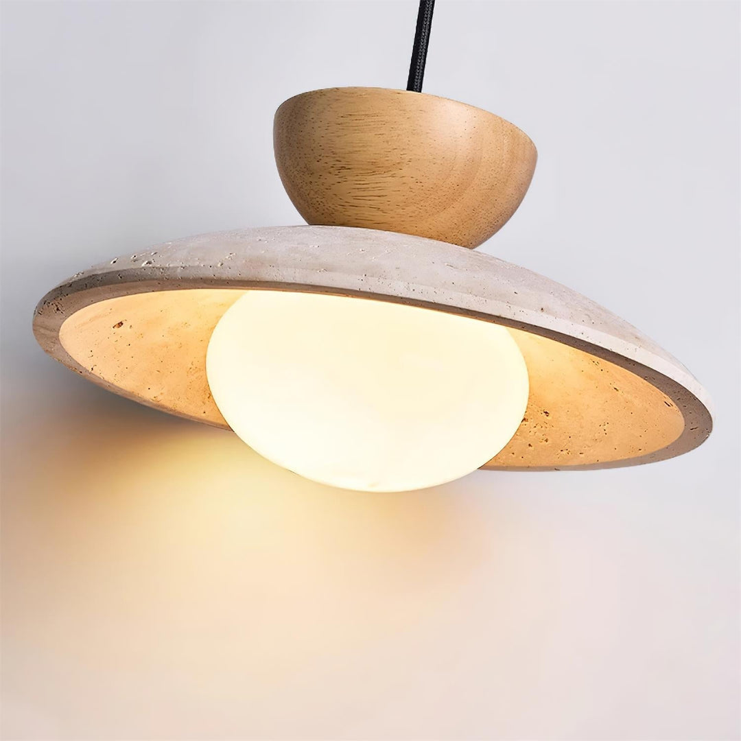 Lampe suspension travertin, créant une ambiance chaleureuse au-dessus de la table.