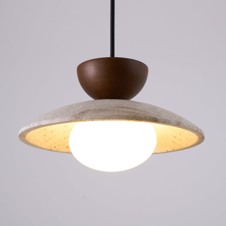 Ambiance chaleureuse avec cette suspension design en travertin et bois.