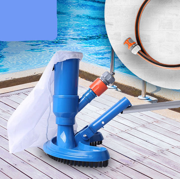 Connexion du tuyau à l'aspirateur de piscine manuel TIDYPOOL, prêt pour un nettoyage rapide et efficace des débris.