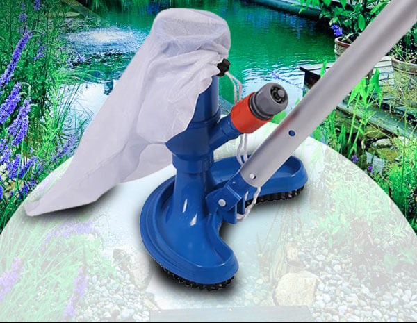 Poignée ergonomique de l'aspirateur manuel TIDYPOOL pour un nettoyage confortable et facile de la piscine et spa.
