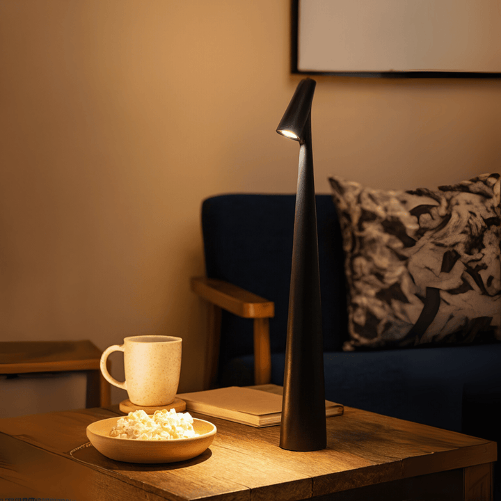 Lampe LED de table sans fil Lumora, design épuré, rechargeable, lumière dimmable pour une ambiance personnalisée.