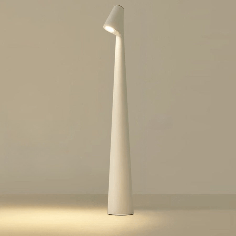 Lampe de table Lumora LED portable, design épuré, sans fil, dimmable, parfaite pour créer une atmosphère cosy.