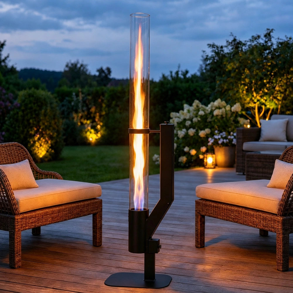 Torche à granulés pour jardin. Flamme verticale créant ambiance chaleureuse et éclairage extérieur.