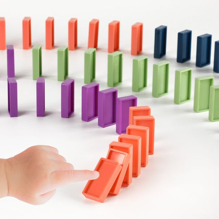 Jouet de construction automatique pour enfants, un train posant des dominos pour des heures d'amusement créatif.