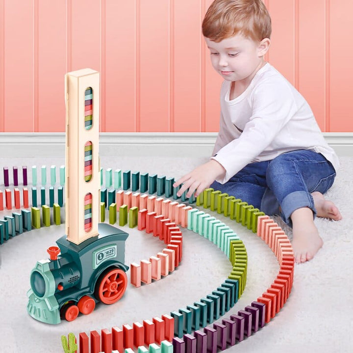 Train domino automatique posant des dominos colorés pour enfants, stimulant la créativité et la motricité.