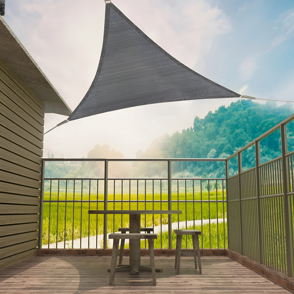 Voile d'ombrage triangulaire crème pour jardin, protection UV 50+ durable.