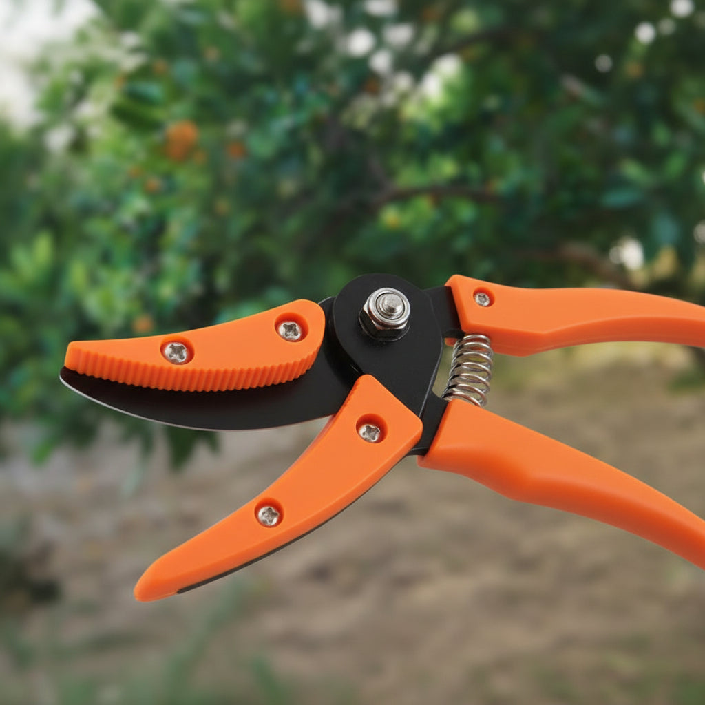 Taille-haie télescopique d'extérieur, conçu pour l'entretien facile et précis de toutes les haies du jardin.