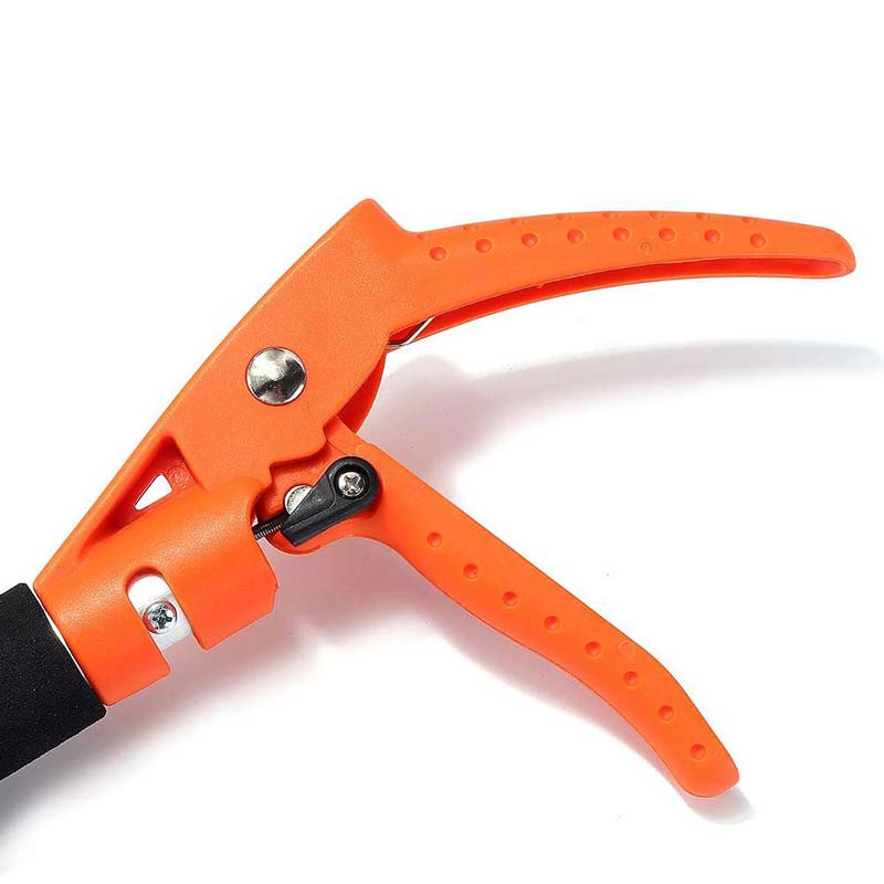 Taille-haie télescopique robuste avec poignée ergonomique. Équipement de jardinage essentiel pour l'élagage extérieur.