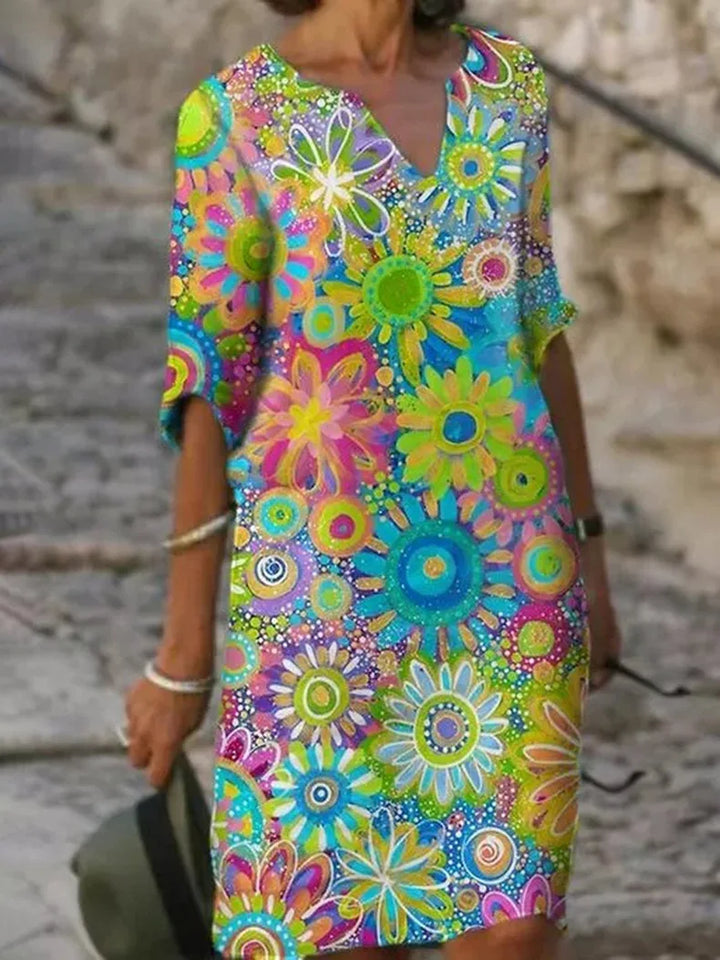 Robe longue bohème fluide et fleurie pour femme, idéale pour l'été et les vacances. Style décontracté et chic.