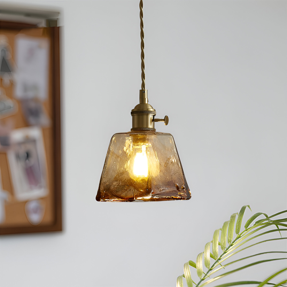 Lampe suspendue vintage en laiton et verre, éclairage chaleureux pour salon.