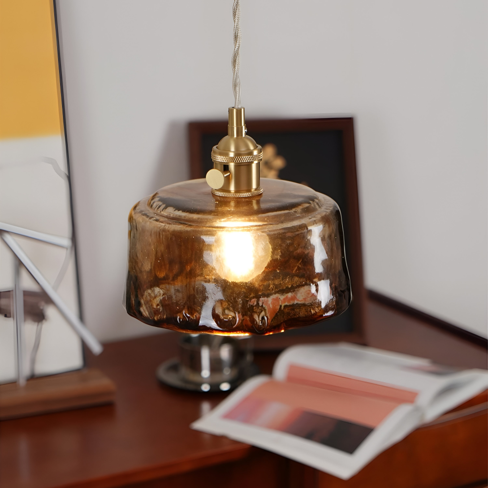 Suspension vintage en verre ambré et laiton, touche rétro chic pour la salle à manger.