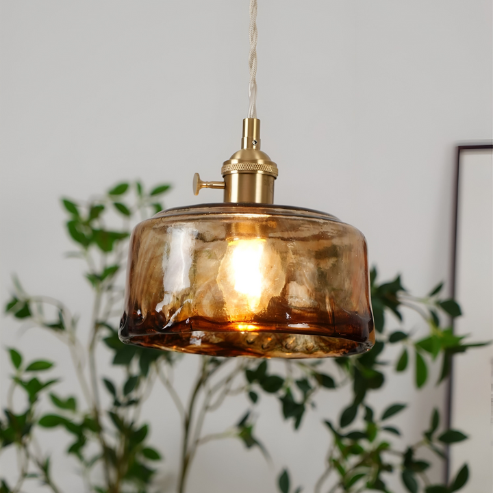 Luminaire vintage laiton et verre soufflé, décoration intérieure raffinée.