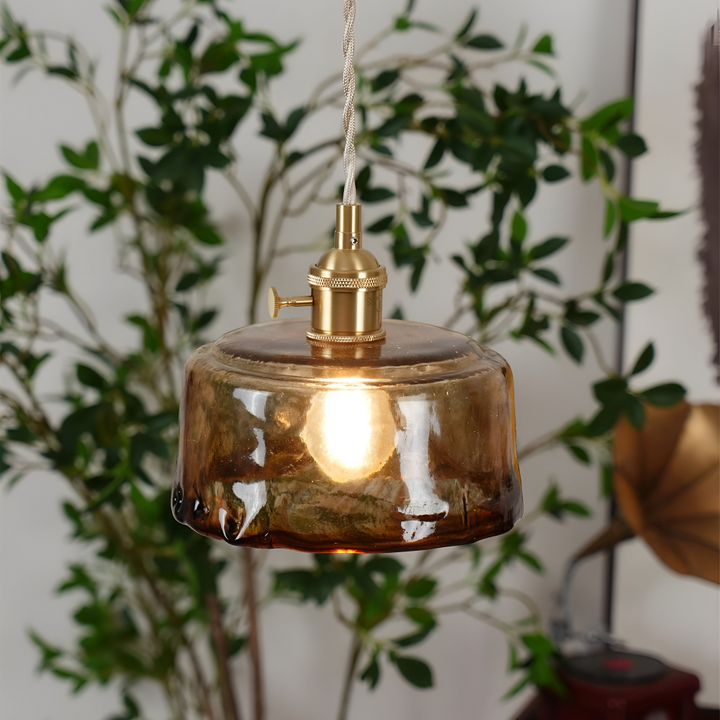 Lampe suspendue antique en laiton, design intemporel avec verre ciselé.