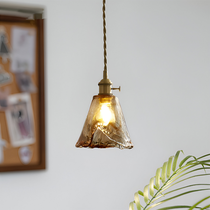 Plafonnier vintage laiton et verre, parfait pour une salle à manger cosy.