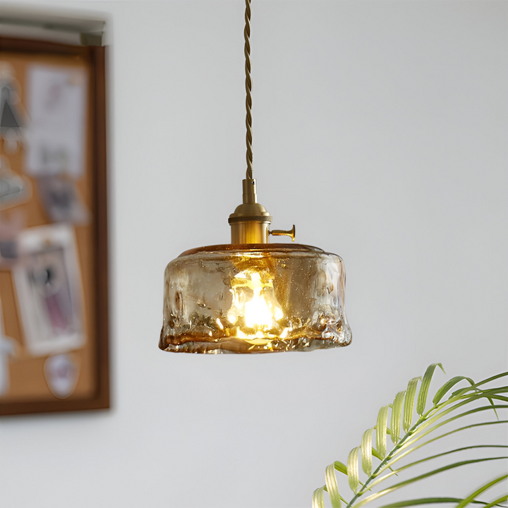 Lampe suspendue rétro en verre et laiton, crée une ambiance chaleureuse.
