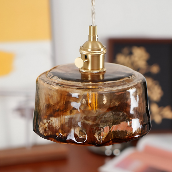 Luminaire de style vintage en laiton brossé et verre, pour un éclairage intérieur.