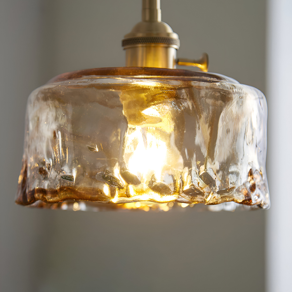 Suspension décorative vintage laiton et verre pour un intérieur authentique.