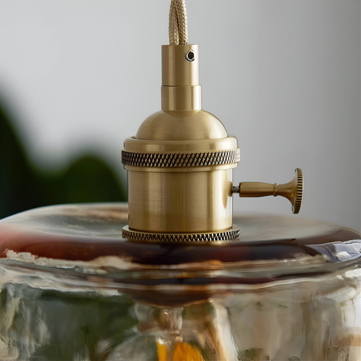 Lampe suspendue verre et laiton antique, idéal pour un éclairage d'appoint.