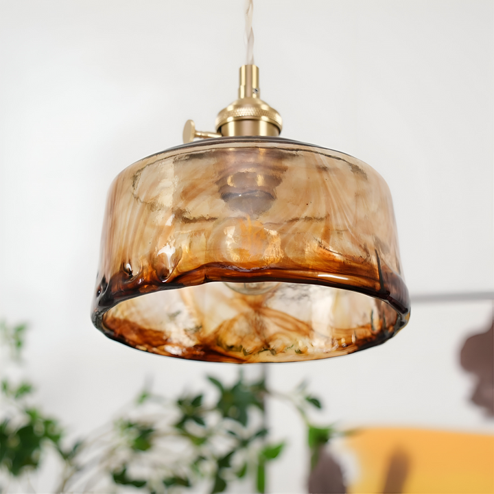 Luminaire rétro avec structure en laiton et abat-jour en verre fumé.