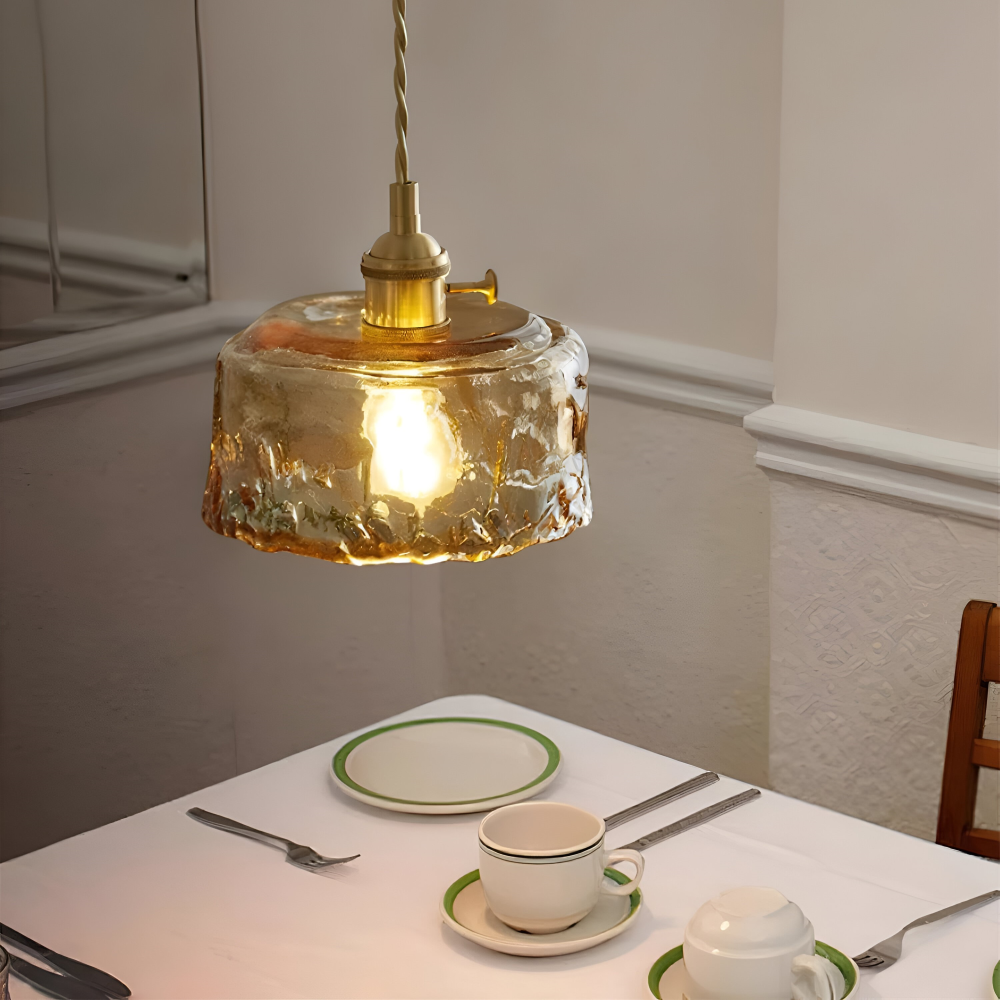 Luminaire rétro en verre ambré et laiton antique pour salle à manger élégante.