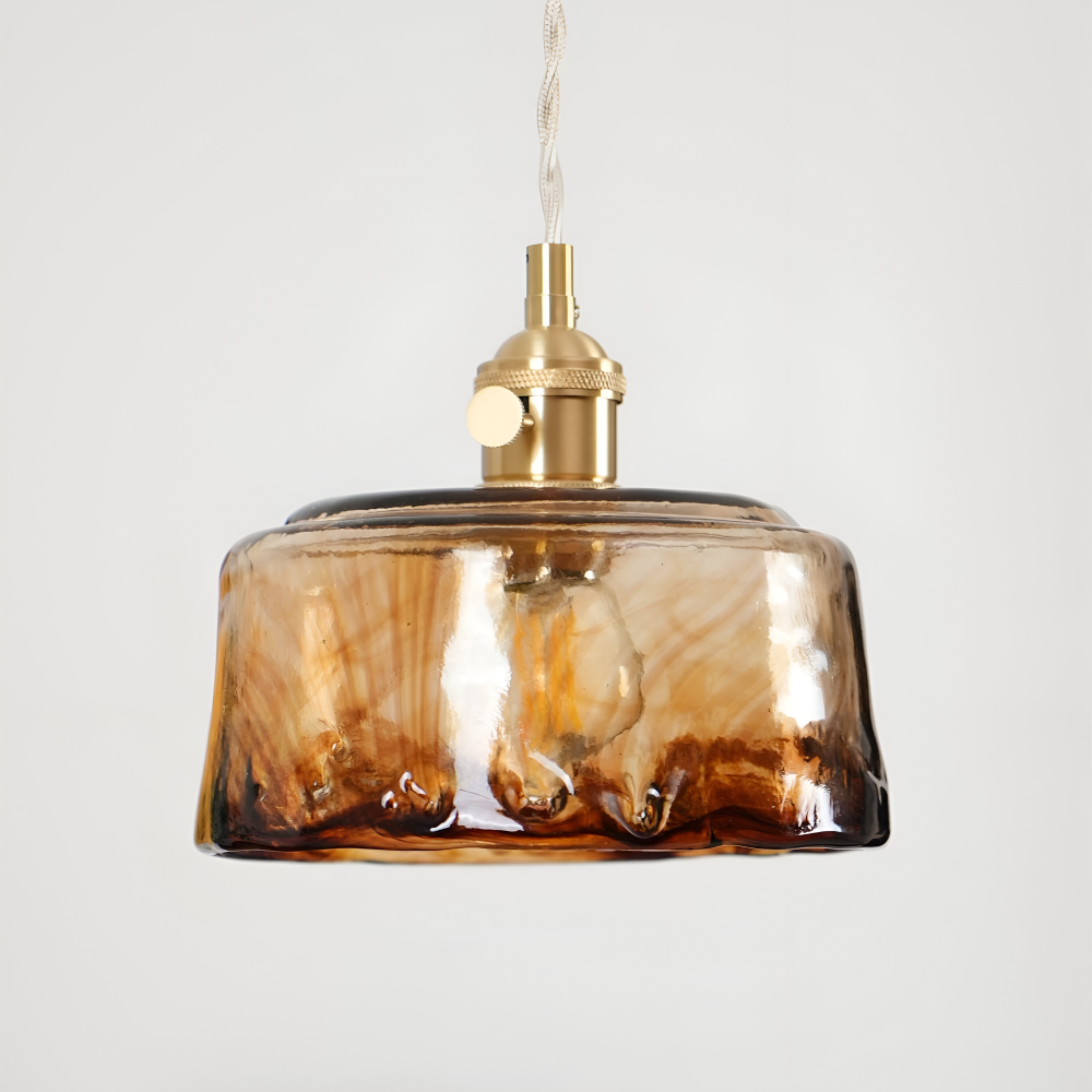 Suspension vintage en laiton et verre pour cuisine, style raffiné et lumineux.