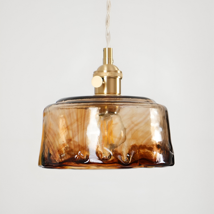 Suspension vintage en laiton et verre pour cuisine, style raffiné et lumineux.