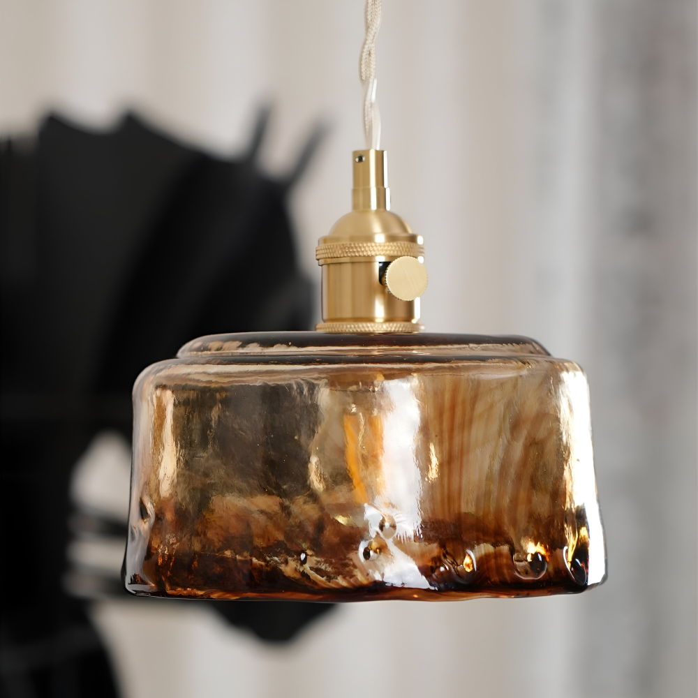 Plafonnier vintage en verre et laiton, diffuseur de lumière décoratif.