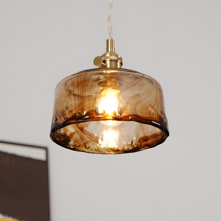 Lampe suspendue antique en laiton, verre transparent, design minimaliste rétro.