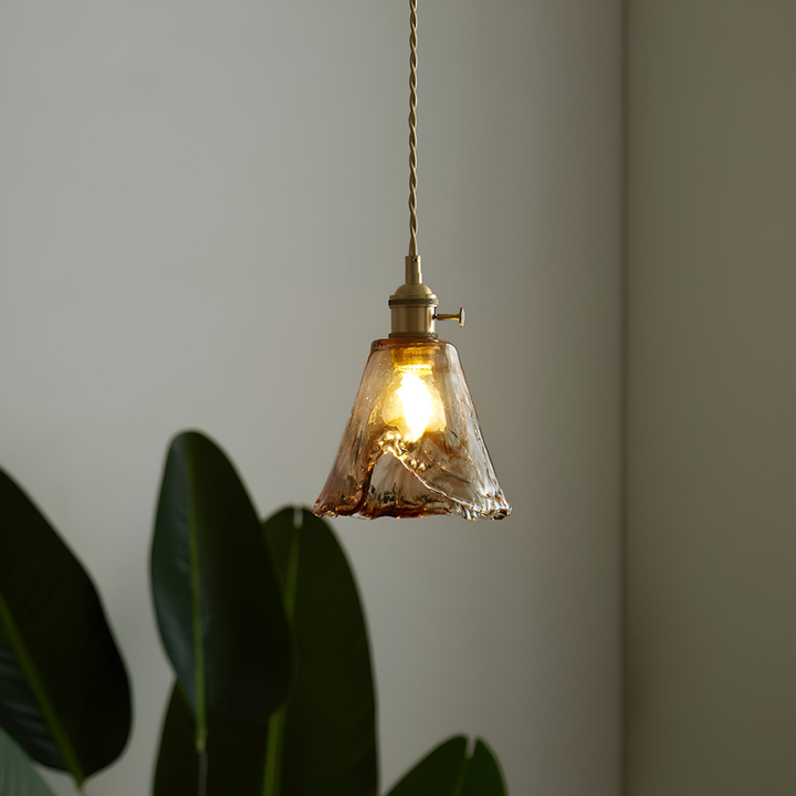 Luminaire rétro en verre et laiton pour chambre, ambiance douce et cosy.