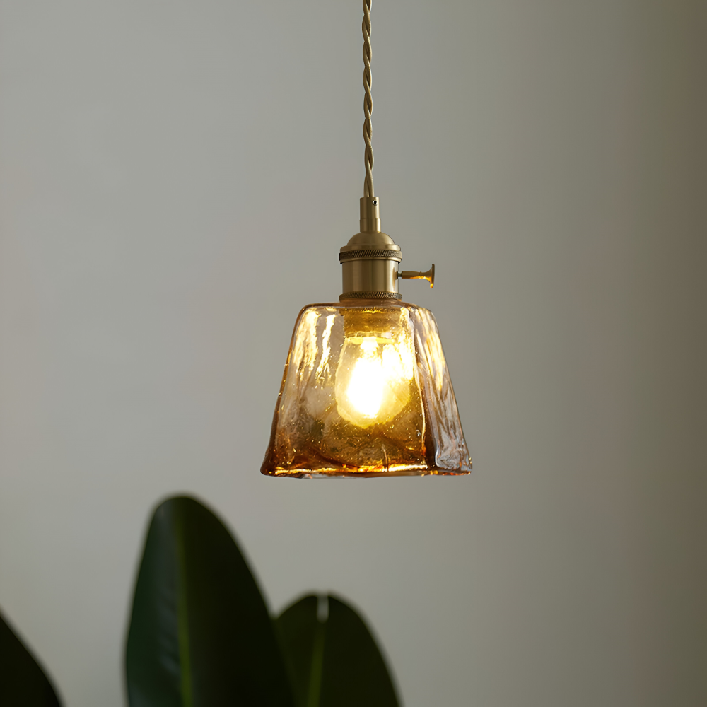 Suspension vintage en laiton et verre, un classique de la décoration intérieure.