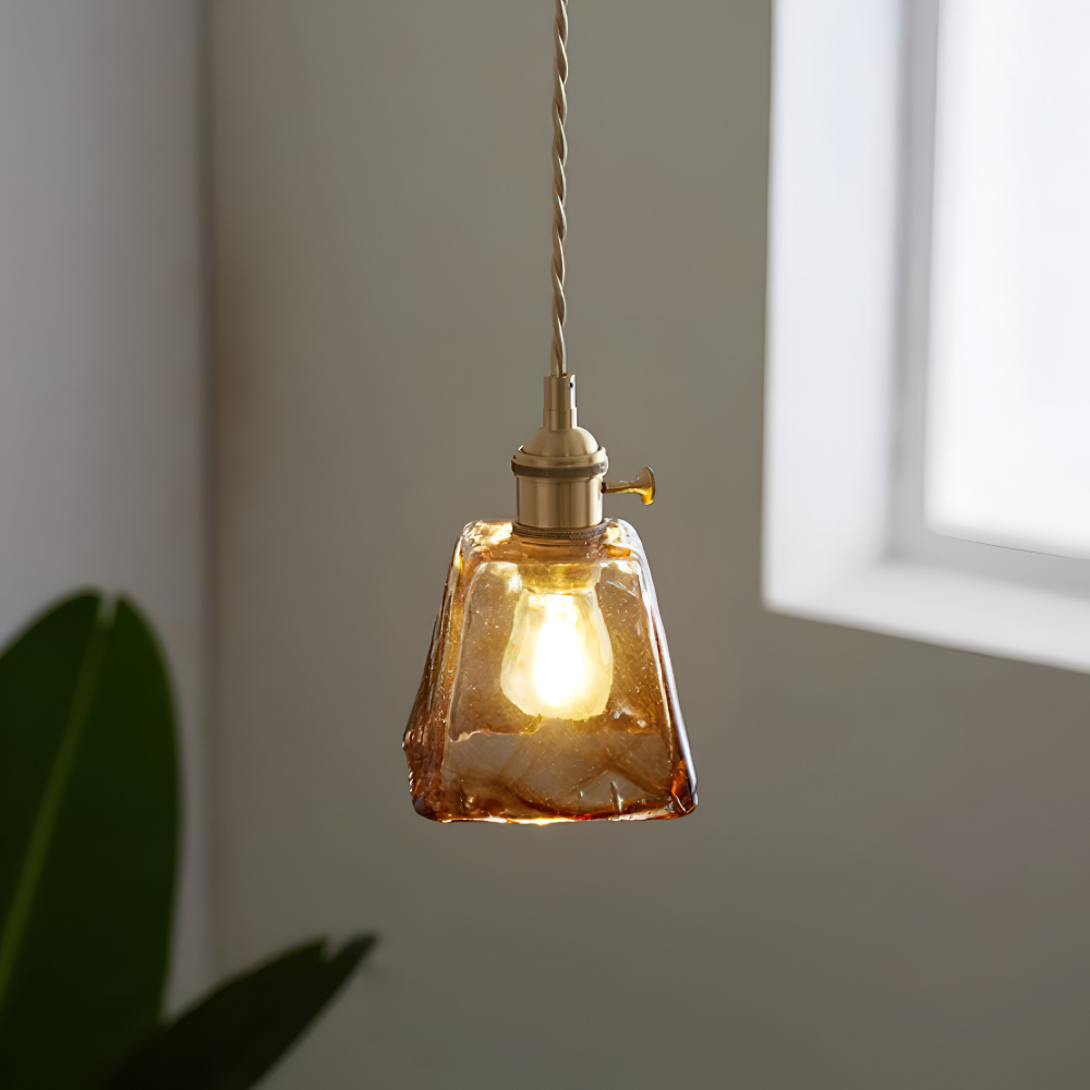 Lampe de plafond en verre et laiton antique, pour un éclairage d'ambiance.
