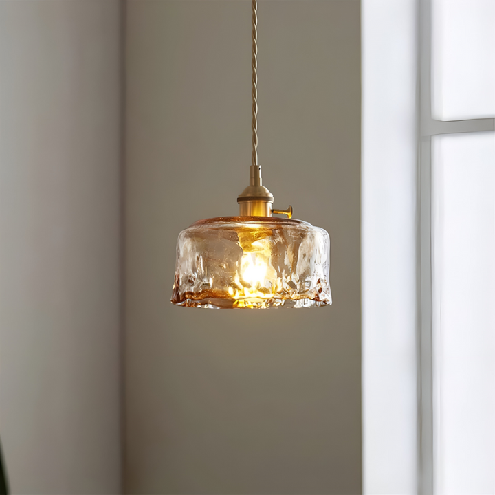 Suspension vintage pour salon, laiton massif et verre texturé élégant.