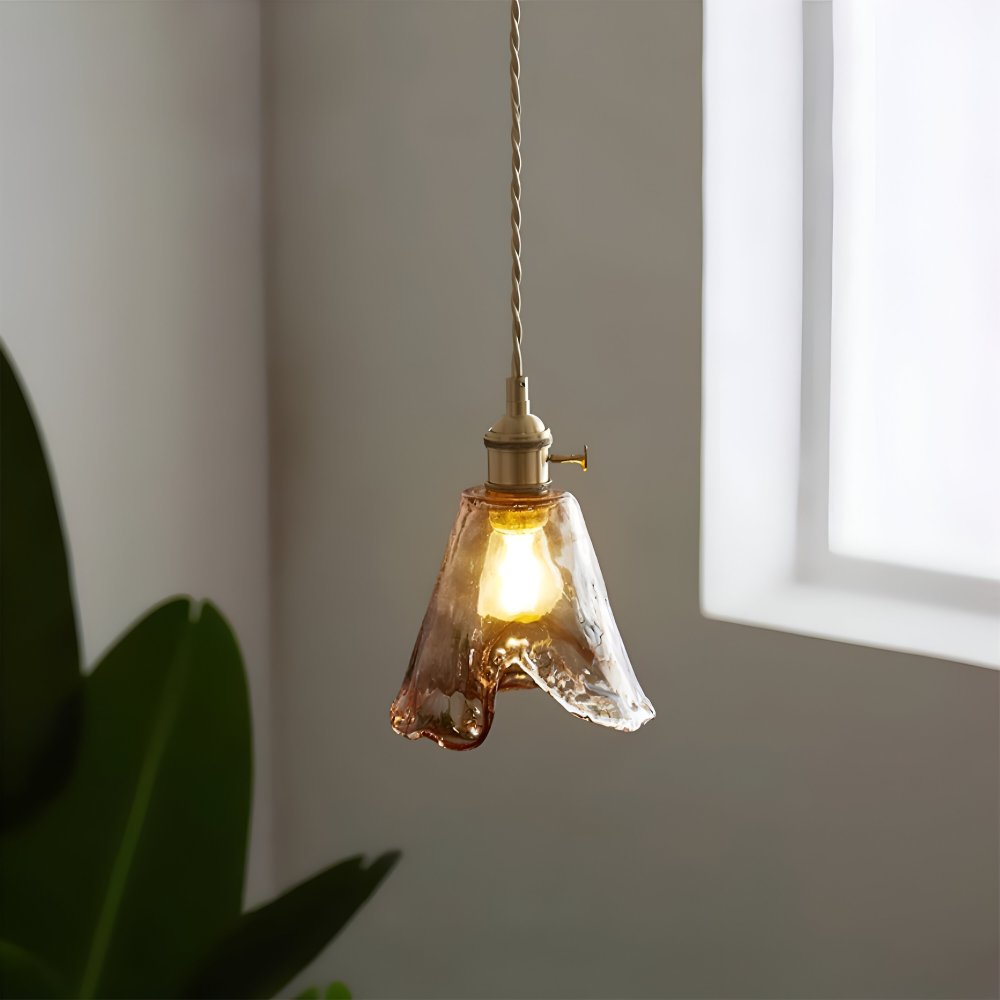 Luminaire suspendu rétro en verre et laiton, élégance intemporelle.
