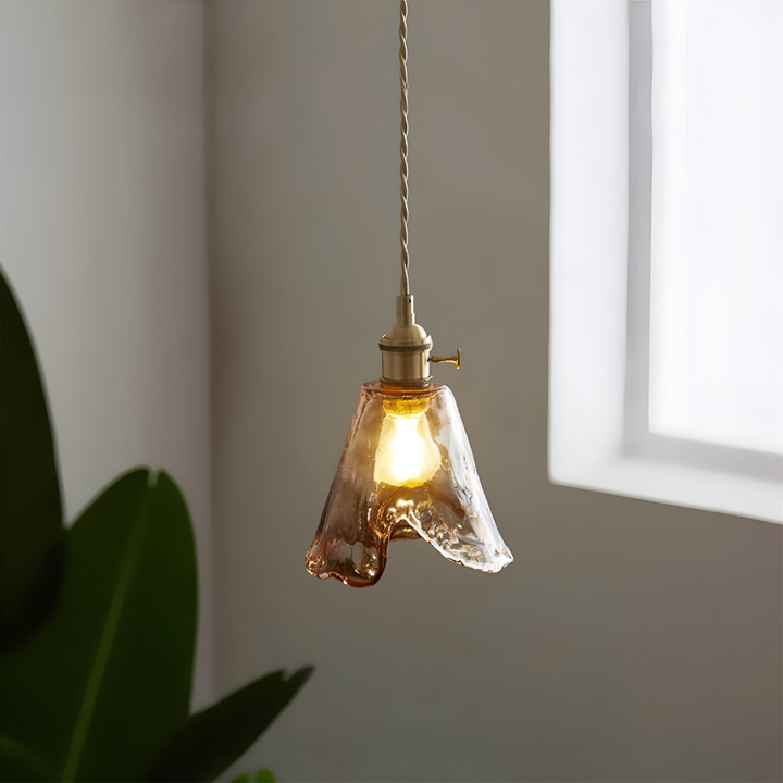 Luminaire suspendu rétro en verre et laiton, élégance intemporelle.