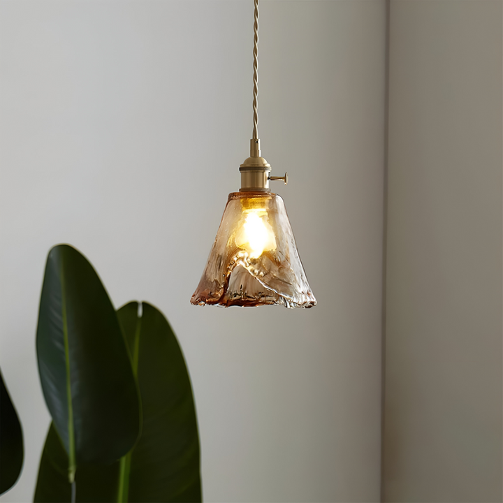 Lampe suspendue laiton et verre vintage, ajoute du caractère à votre espace.