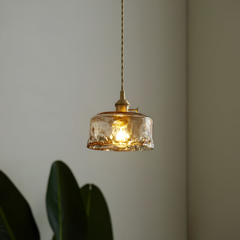 Plafonnier vintage en verre et laiton, pièce maîtresse de la décoration.