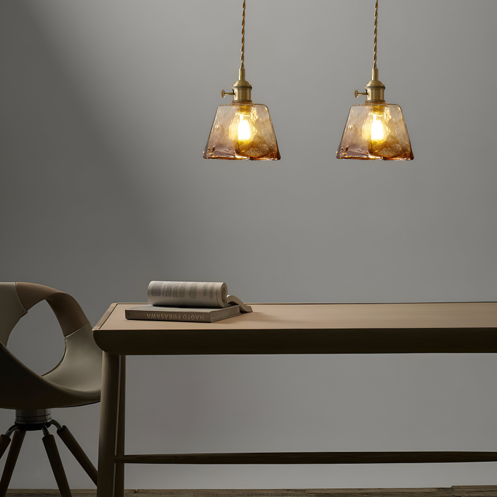 Suspension vintage en laiton brossé et verre, déco intérieure authentique.
