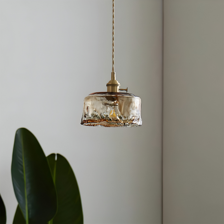 Suspension rétro en laiton et verre, design unique pour tout intérieur.
