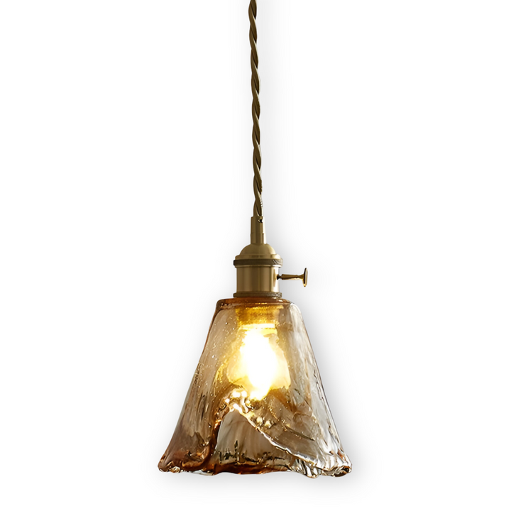 Luminaire vintage en laiton antique et verre, un charme d'antan retrouvé.