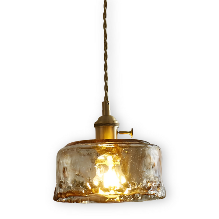 Lampe suspendue rétro, laiton poli et verre soufflé, élégance assurée.