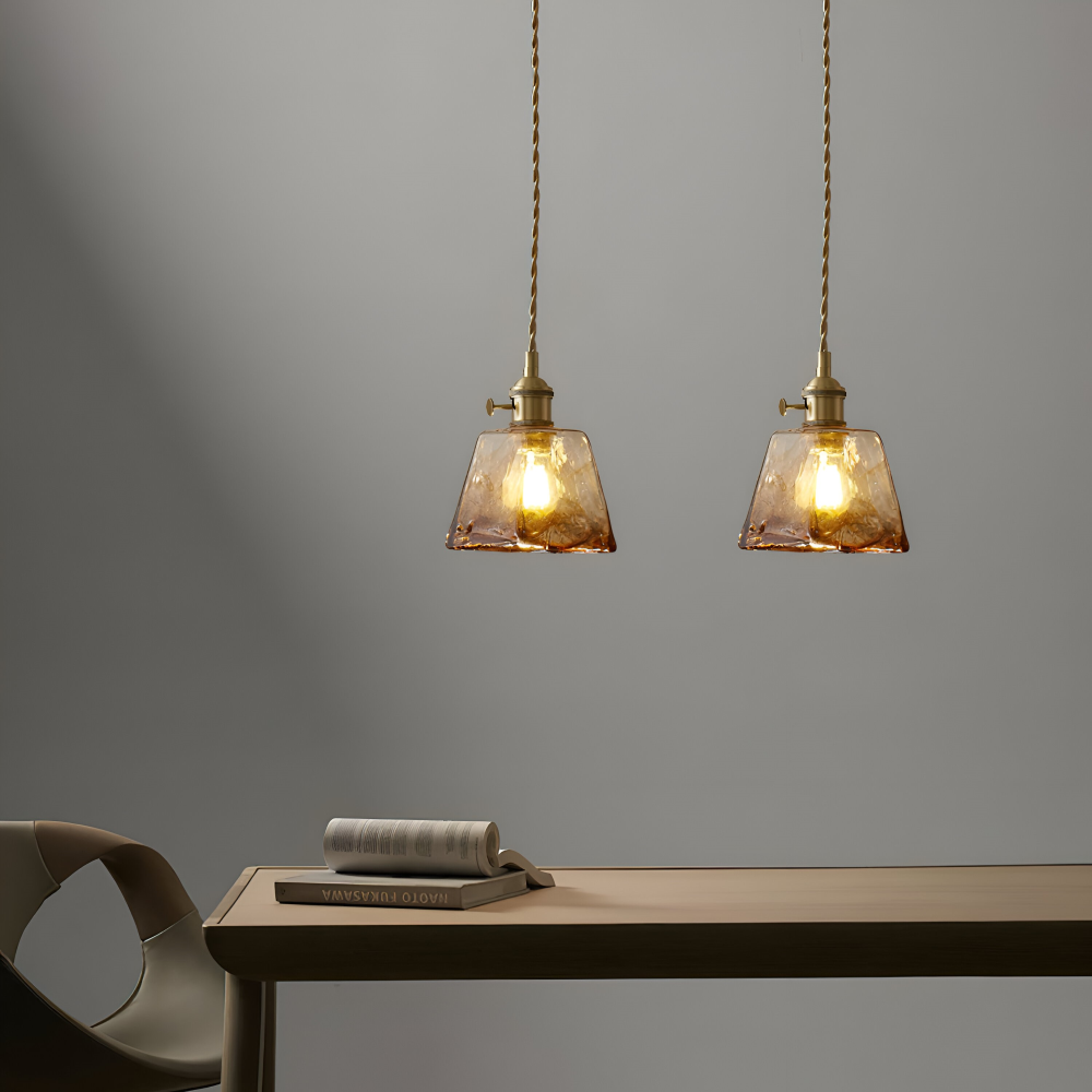 Lampe suspendue rétro, structure laiton, abat-jour en verre chic pour intérieur.
