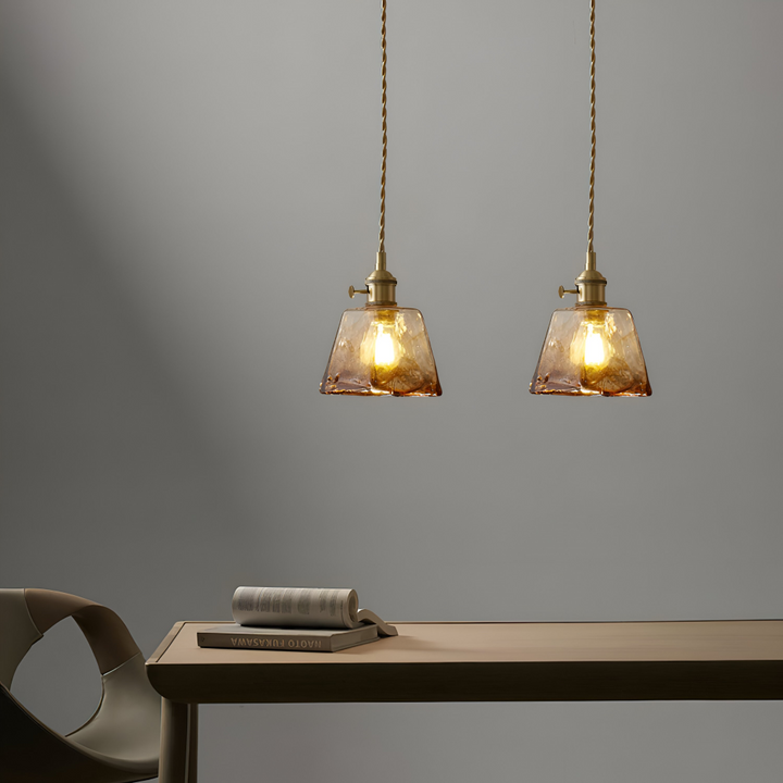 Lampe suspendue rétro, structure laiton, abat-jour en verre chic pour intérieur.