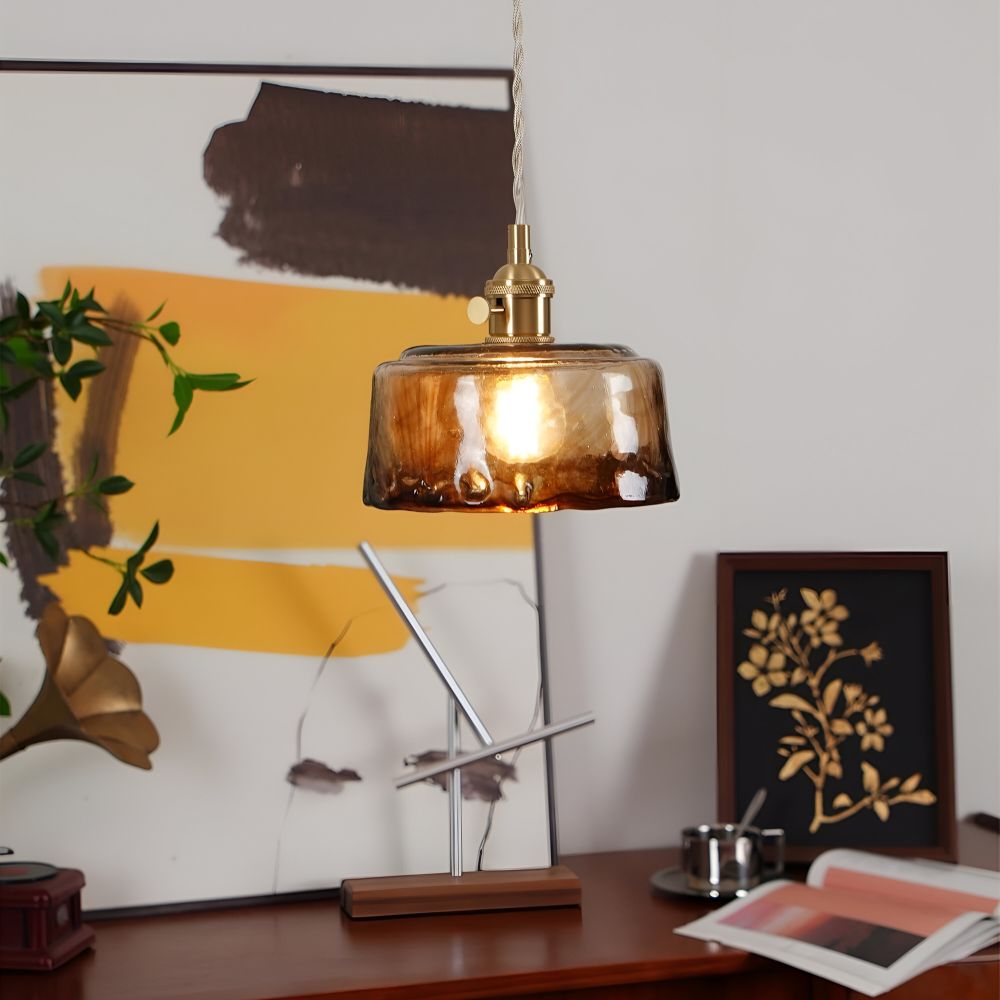 Luminaire suspendu antique en laiton, diffuseur en verre texturé pour salon.