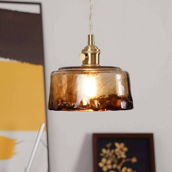 Lampe de plafond rétro laiton et verre, idéale pour éclairage doux et tamisé.
