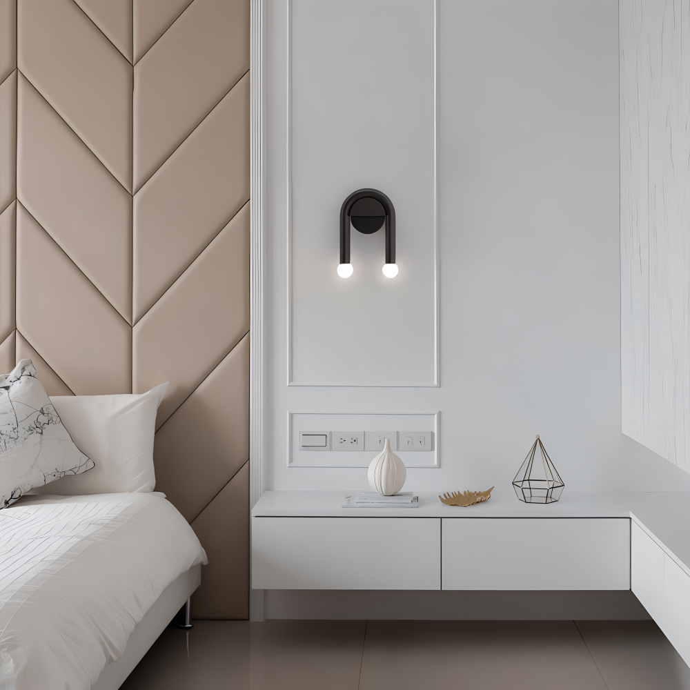 Applique murale LED noire moderne, adaptée pour couloir, salon ou chambre, design épuré.