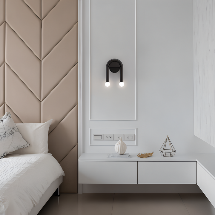 Applique murale LED noire moderne, adaptée pour couloir, salon ou chambre, design épuré.