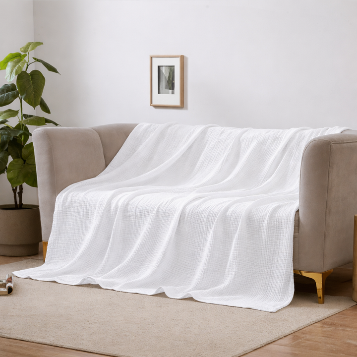 Couverture en coton beige clair Cloudsoft, respirante et douce pour une ambiance cosy.