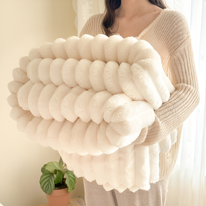 Plaid polaire ultra-doux, rayures élégantes. Idéal pour le confort du salon et la décoration moderne.