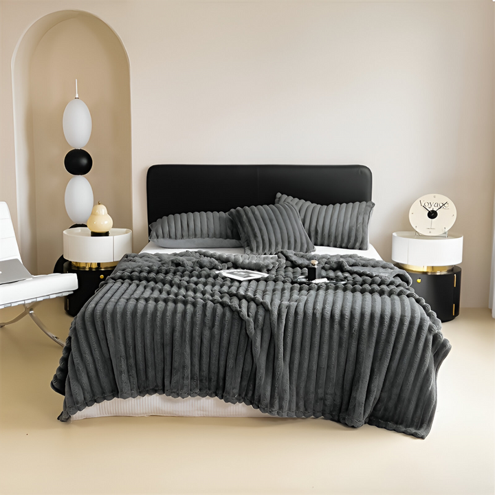 Confortable couverture polaire en polyester, ultra-douce, essentielle pour les soirées cocooning.