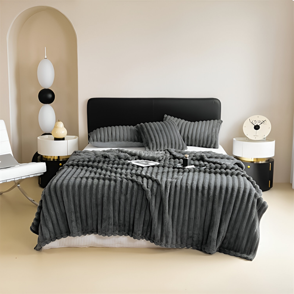 Chaleureux plaid polaire rayé, un accessoire indispensable pour la décoration intérieure moderne.